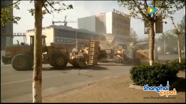 Шест булдозера се сбиха в Китай