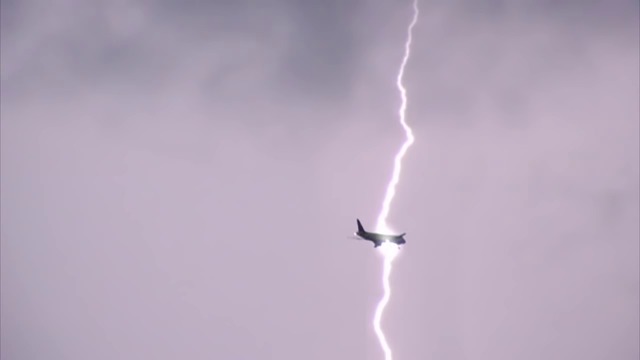Вижте страшна светкавица преминава през самолет! Прогноза за времето месец май 2016 България