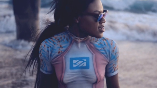 Секси сърфистки гонят вълните само по боя.