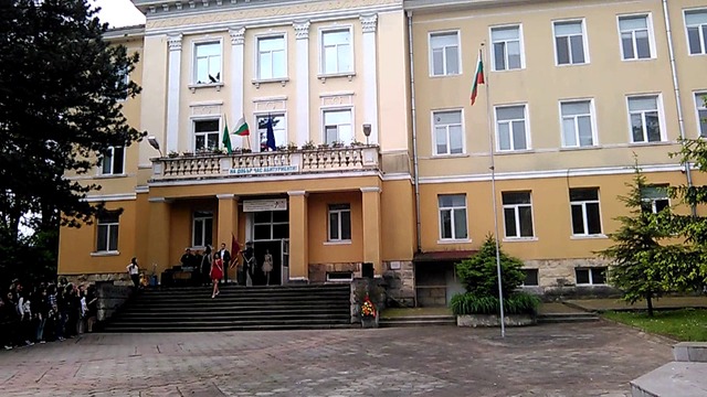 Изнасяне на училищното знаме - Изпращане на абитуриентите от ГПЧЕ Никола Вапцаров - 13.05.2016