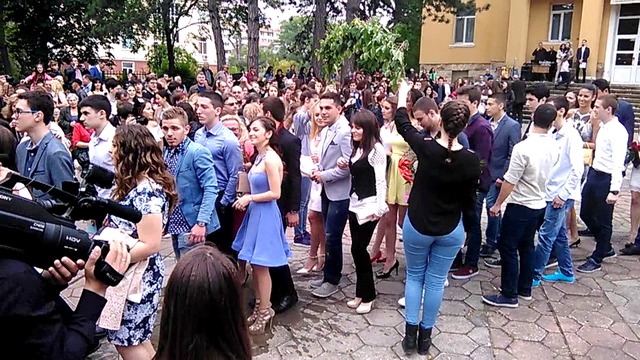 Изпращането на абитуриентите от Гимназия с преподаване на чужди езици Никола Йонков Вапцаров