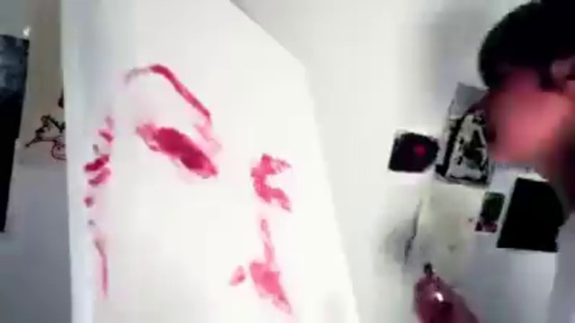 Необичайна картина направена с целувки