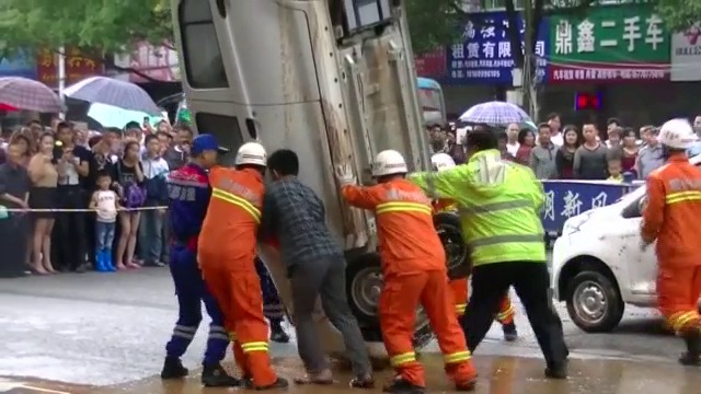 Дупка на пътя погълна четири коли в Китай (ВИДЕО)