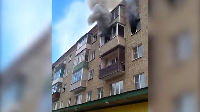 4-членно семейство се хвърли през балкона, за да се спаси от пожар в дома си