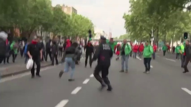Протестиращ нокаутира брюкселски топполицай