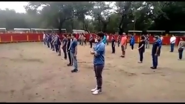 Това видео доказва че биковете не ви нараняват ако не ги предизвикате