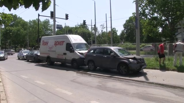 Верижна катастрофа на спирка в Русе повали четири автомобила