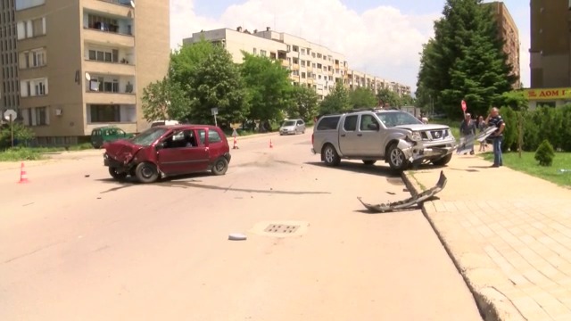 Три жени в болница след катастрофа в Казанлък (Видео)
