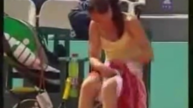 Йелена Янкович смени гащите си пред публиката на тенис мач