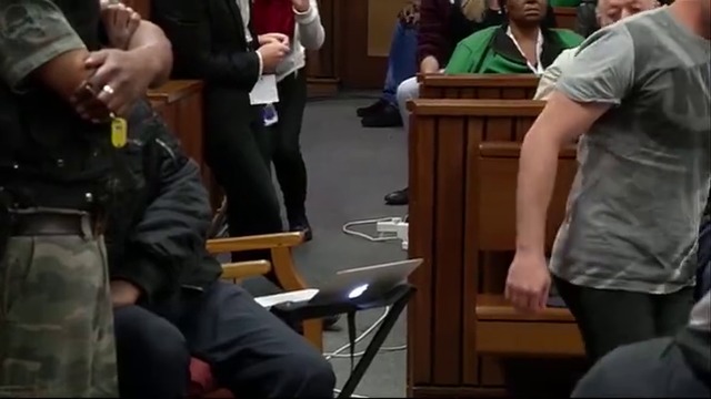 Оскар Писториус свали протезите и помоли съда за милост