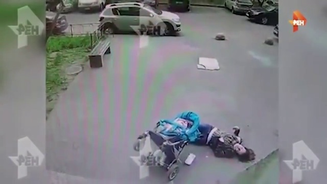 Майка се бори за живота си, след като бетонна облицовка пада от сграда върху главата й (ВИДЕО 18+)