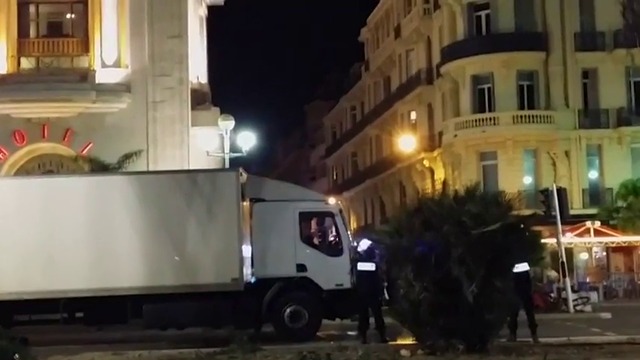 Ексклузивно: Видео от полицейската стрелба в камиона след кървавия атентат в Ница