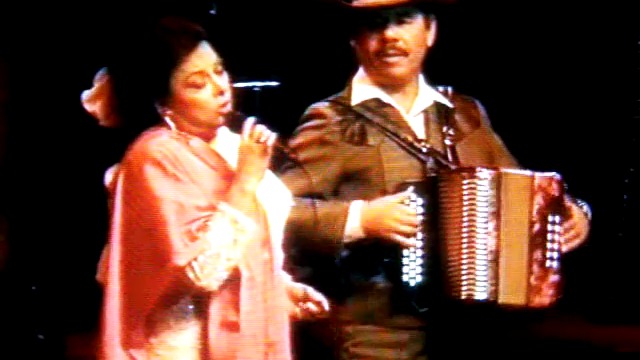 Maria de Lourdes y Amador Lozano interpretan  “El Chubasco“