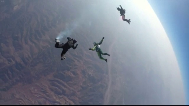 Американец скочи от 7,6 км без парашут (ВИДЕО)