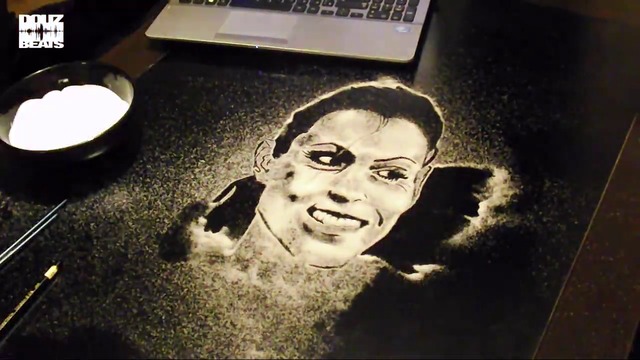 Българин нарисува Ивет Лалова със сол (видео)