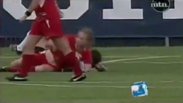 Момичета "играят" футбол