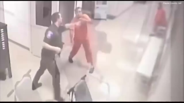 Затворник напада надзирател, но се случва нещо неочаквано