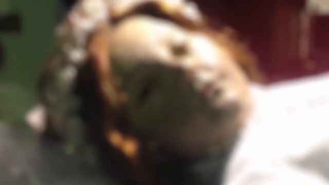 Момиченце, починало преди 300 години, внезапно отвори очи