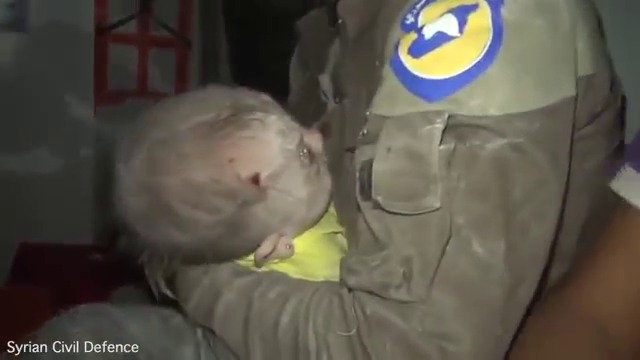 Спасител плаче, след като спасява бебе от руините на сграда
