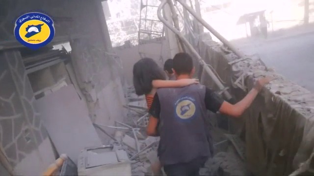 Спасяване на деца от разрушена сграда в Сирия