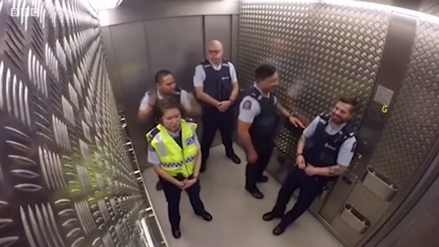 Полицай забиват  ритмично в служебния асансьор