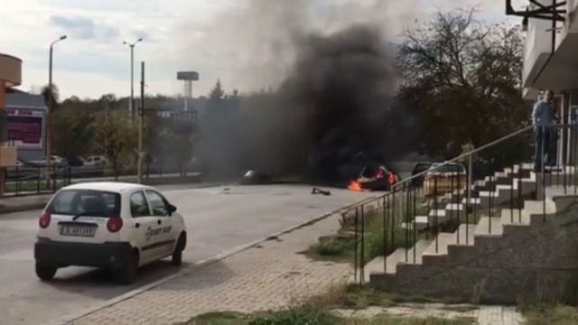 Ужасно събитие! Кола се взриви в движение във Велико Търново