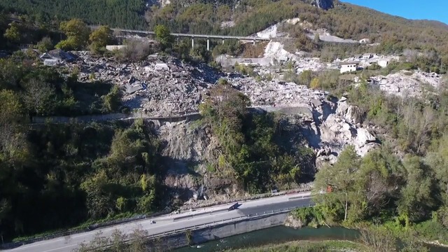 Ужасът в Италия от високо! Дрон засне разрушенията (ВИДЕО) Пътят до италианския град Торонто.