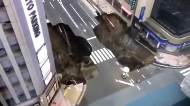 Земята погълна път в Япония Caught on Camera! Giant Sinkhole swallows street in Fukuoka, Japan