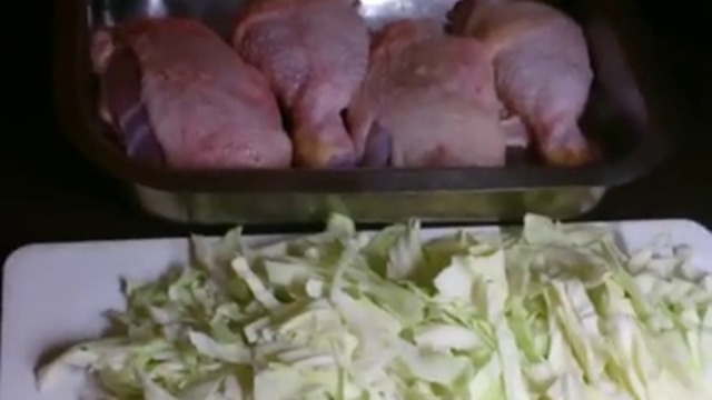 Пилешки бутчета с прясно зеле (пиле със зеле)