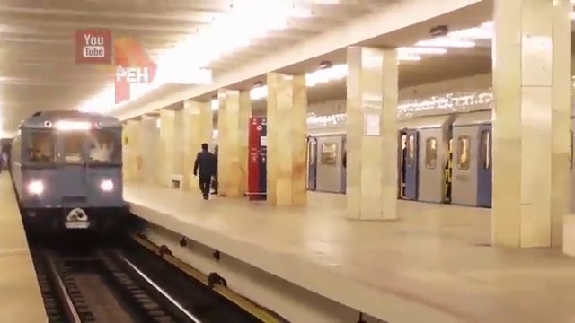 Младеж направи салто и се качи спокойно на влака от другата страна