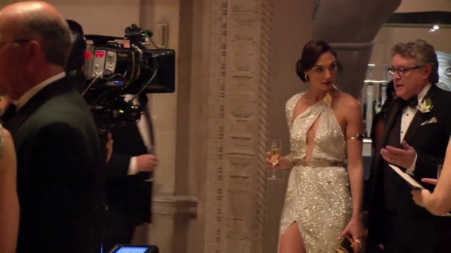 героинята Жената Чудо от Батман срещу Супермен / BvS extras #07. Analyzing A New Legacy Of Design: Wonder Woman - Grace & Power