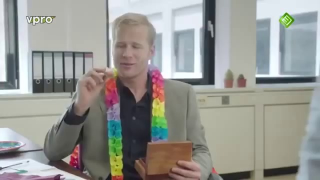 Жена пее с дупе "Честит рожден ден"