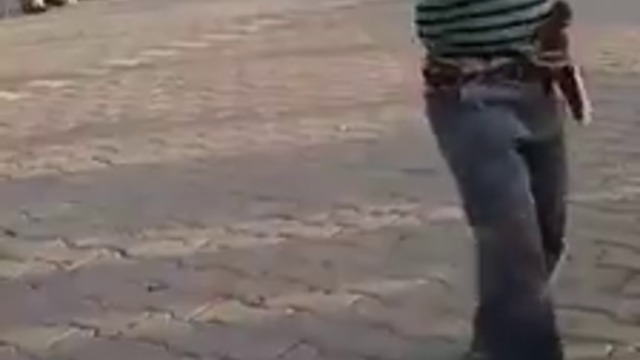 Талантливо Момченце играе кючек с чалъм.