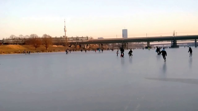 Вижте невероятна красота! С кънки и хокей върху замръзналия Дунав 2017 г. Европа е в плен на студа!!! Дунав замръзна напълно във