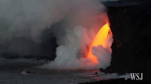 Драматични кадри на вулкана Килауеа / Lava Pours Steadily From Hawaii's Kilauea Volcano