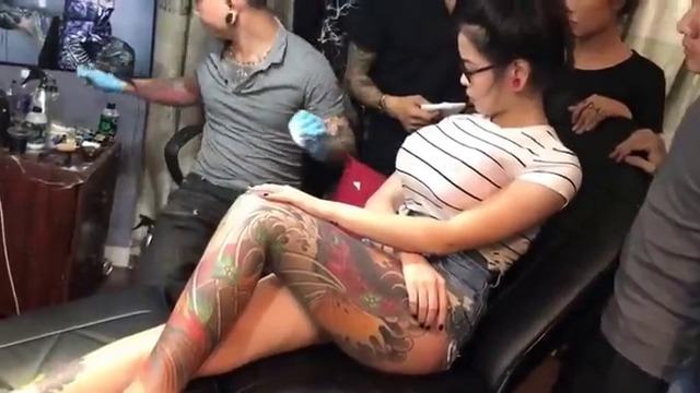 Вижте как се изплаши татуист, по време на работа от мацка с напомпани гърди