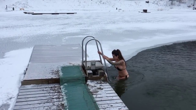Вижте секси сурова рускиня демонстрира как се влиза в ледени води!