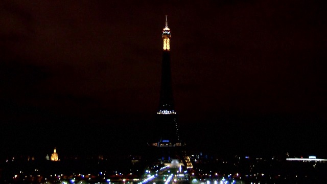 Айфеловата кула потъна в мрак,в знак на солидарност с жертвите на атаката в Лондон