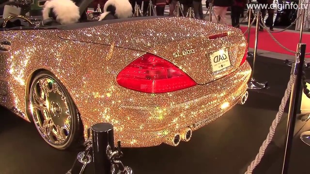 Кола, обсипана с кристали, блесна на автосалон в Токио