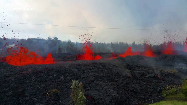 РЕКА ОТ ГОРЕЩА ЛАВА НА ХАВАЙТЕ