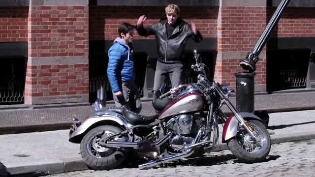 МОМЧЕ КАРАТИСТ СЪС СВРЪХСИЛИ - СКРИТА КАМЕРА