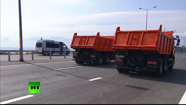 Путин за рулём КамАЗа пересёк Керченский пролив по новому мосту