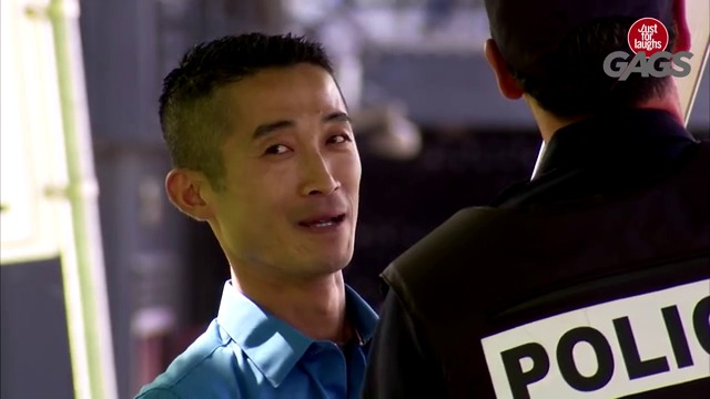 ПОЛИЦАЙ С ЧУВСТВО ЗА ХУМОР