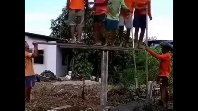 КАК СЕ ЗАБАВЛЯВАТ МОМЧЕТАТА В ЮЖНА АФРИКА